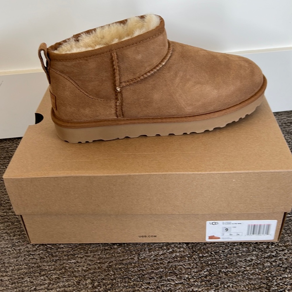 Women’s NEW Ugg ultra mini size 9